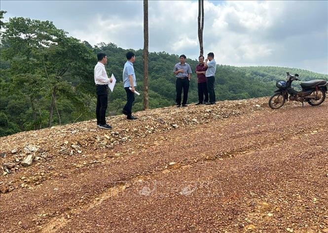 Tại hiện trường, đoàn công tác kiểm tra toàn bộ khu vực lòng hồ Chế Biến và các vị trí san lấp, đắp đập, san gạt đất được báo chí phản ánh. Ảnh: Đậu Tất Thành – TTXVN