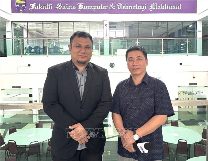 Phó Giáo sư, Tiến sĩ Saaidal Razalli Azzuhri và phóng viên TTXVN sau buổi phỏng vấn. Ảnh: Viên Luyến - Phóng viên TTXVN tại Malaysia

