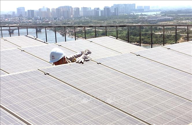 Nhiều tòa nhà trong TP. Hồ Chí Minh lắp đặt điện mắt trời áp mái nhằm đảm bảo ổn nguồn điện ổn định. Ảnh: Thanh Vũ – TTXVN