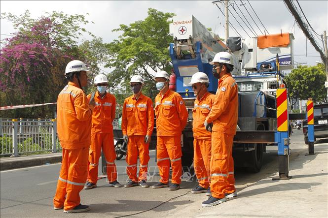 Nhân viên Công ty lưới điện cao thế TP. Hồ Chí Minh ứng dụng công nghệ thực hiện kiểm tra an toàn lao động trước khi tiến hành sửa chữa điện hotline. Ảnh: Thanh Vũ – TTXVN