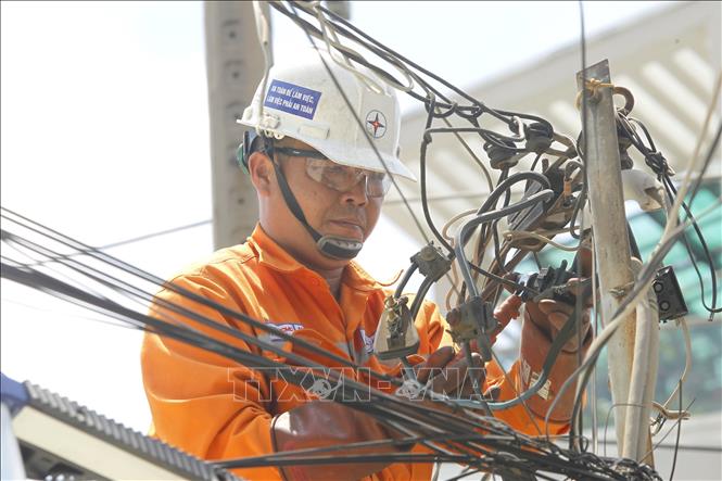 Nhân viên Công ty Điện lực Tân Bình, TP. Hồ Chí Minh sửa chữa điện hotline. Ảnh: Thanh Vũ – TTXVN