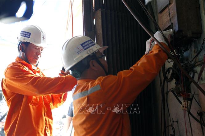 Nhân viên Công ty Điện lực Tân Bình, TP. Hồ Chí Minh sửa chữa điện hotline. Ảnh: Thanh Vũ – TTXVN