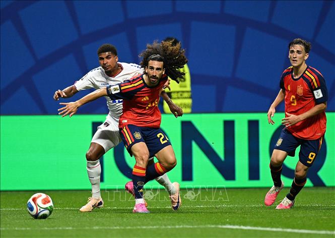 Hậu vệ Tây Ban Nha Marc Cucurella (giữa) nỗ lực kiểm soát bóng trước sự đeo bám của cầu thủ Cape Verde Laros Duarte (trái). Ảnh: THX/TTXVN