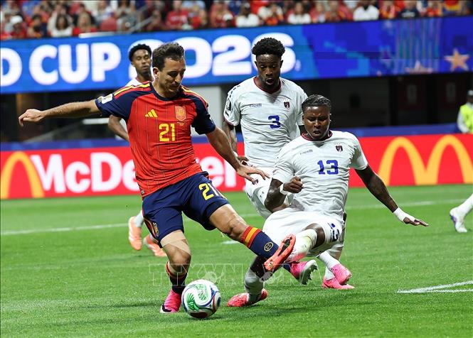 Nỗ lực khống chế bóng của tiền đạo Tây Ban Nha Mikel Oyarzabal (trái) trước sự đeo bám của các cầu thủ Cape Verde. Ảnh: THX/TTXVN