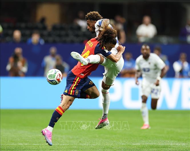  Pha tranh bóng quyết liệt giữa hậu vệ Marc Cucurella (trái) của Tây Ban Nha và tiền đạo Ryan Mendes của Cape Verde. Ảnh: THX/TTXVN phát