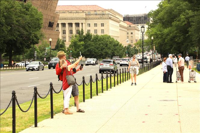 Du khách tại Quảng trường Quốc gia ở thủ đô Washington D.C. Ảnh: Ngọc Quang - PV TTXVN tại Mỹ