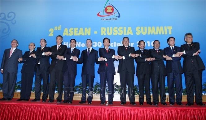 Các trưởng đoàn chụp ảnh chung tại hội nghị cấp cao ASEAN+Nga lần 2 (Hà Nội, 30/10/2010). Ảnh: Nhan Sáng– TTXVN