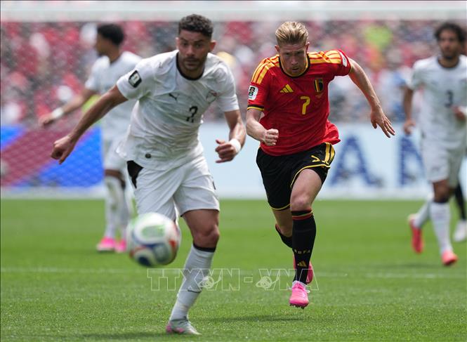 Pha đi bóng của tiền vệ Bỉ Kevin De Bruyne (phải). Ảnh: THX/TTXVN