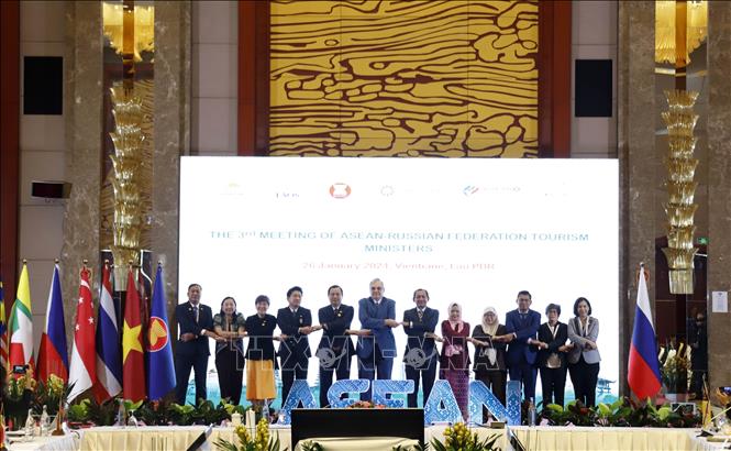  Các đại biểu dự Hội nghị Bộ trưởng Du lịch ASEAN - Nga lần thứ 3 chụp ảnh lưu niệm (Lào, 2024). Ảnh: Phạm Kiên - TTXVN