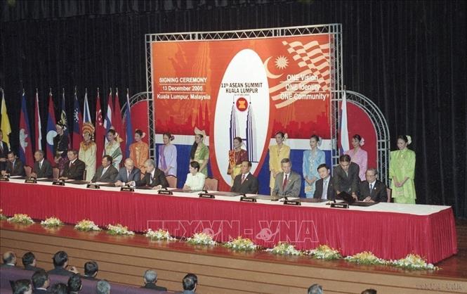 Lễ ký tuyên bố chung cấp cao ASEAN+Nga về  quan hệ đối tác tiến bộ và toàn diện (13/12/2005). Ảnh: Thế Thuần – TTXVN