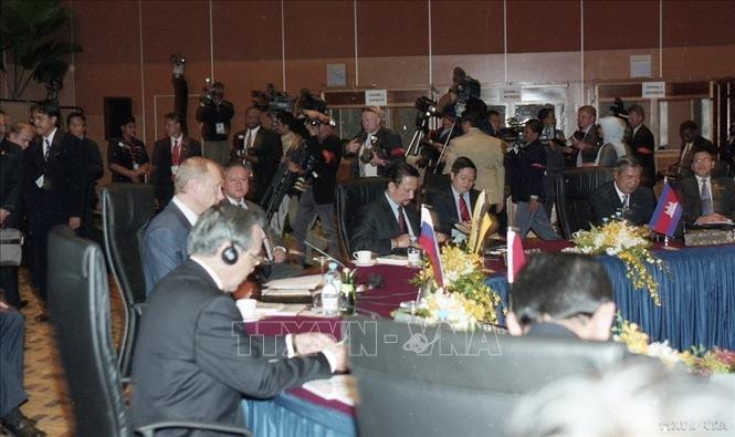 Hội nghị cấp cao ASEAN+Nga (Kuala Lumpur, Malaysia, 13/12/2005). Ảnh: Thế Thuần – TTXVN