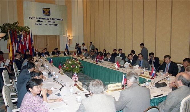 Ngày 27/7/2001, tại Hà Nội diễn ra phiên họp Bộ trưởng Ngoại giao ASEAN với Cộng hòa LB Nga, một trong những nước đối thoại của ASEAN. Ảnh: Nhan Sáng – TTXVN