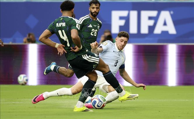 Tiền vệ Uruguay Federico Valverde (số 8) trong vòng vây của các cầu thủ Saudi Arabia. Ảnh: THX/TTXVN