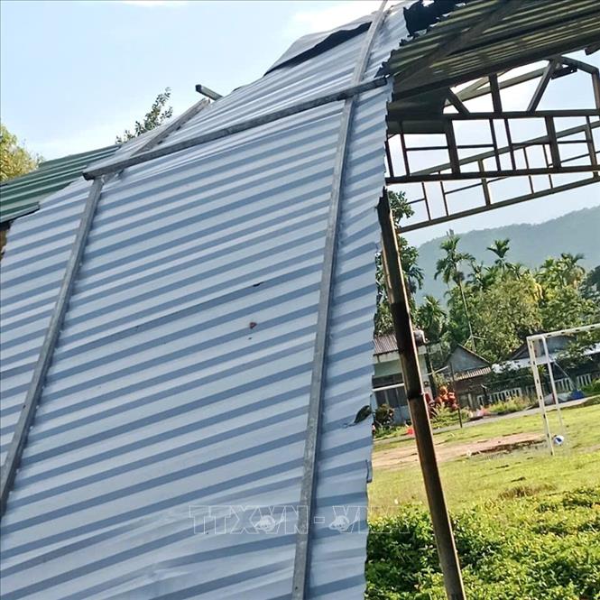Mái tôn của một ngôi nhà bị tốc, đổ. Ảnh: TTXVN phát