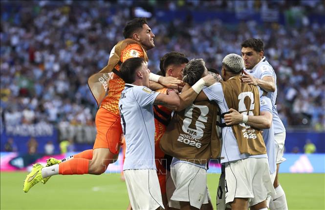Các cầu thủ Uruguay ăn mừng bàn gỡ hòa của tiền vệ Maximilliano Araujo. Ảnh: THX/TTXVN