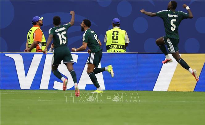 Các cầu thủ Saudi Arabia ăn mừng bàn mở tỉ số của hậu vệ Abdulelah Alamri. Ảnh: THX/TTXVN