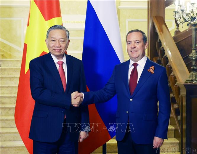  Tổng Bí thư Tô Lâm hội kiến Chủ tịch Đảng nước Nga thống nhất Dmitry Medvedev trong chuyến thăm chính thức Liên bang Nga và dự Lễ kỷ niệm 80 năm Ngày chiến thắng trong chiến tranh Vệ quốc vĩ đại (5/2025). Ảnh: Thống Nhất - TTXVN