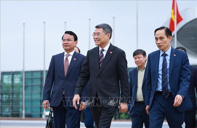 Thủ tướng Lê Minh Hưng rời Hà Nội sang tham dự Hội nghị Cấp cao Kỷ niệm 35 năm quan hệ ASEAN - Nga tại Kazan. Ảnh: Dương Giang – TTXVN 
