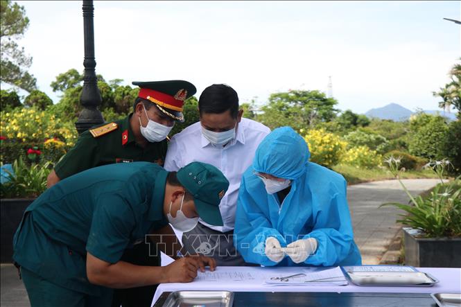 Triển khai số hóa thông tin các hài cốt liệt sĩ tại Nghĩa trang Liệt sĩ thành phố Huế. Ảnh: Mai Trang - TTXVN