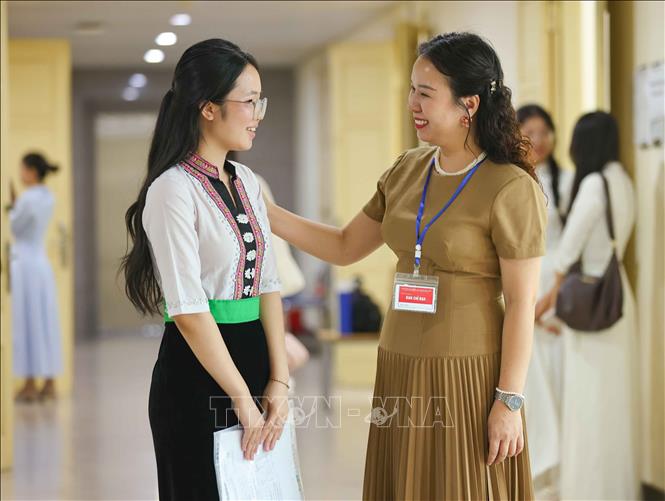 TS. Trần Thị Thu Hà, Trưởng khoa Nghệ thuật (Trường Đại học Sư phạm Hà Nội) trao đổi cùng thí sinh dự thi năng khiếu. Ảnh: Thanh Tùng - TTXVN  