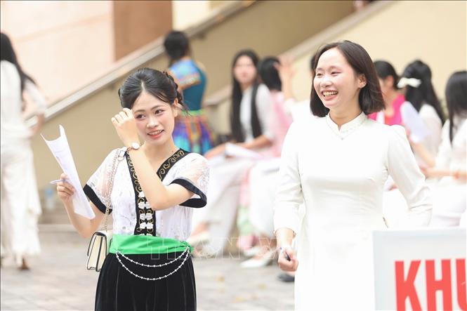 Thí sinh tươi cười vui vẻ sau khi hoàn thành phần thi. Ảnh: Bùi Tiến Long/TTXVN phát 