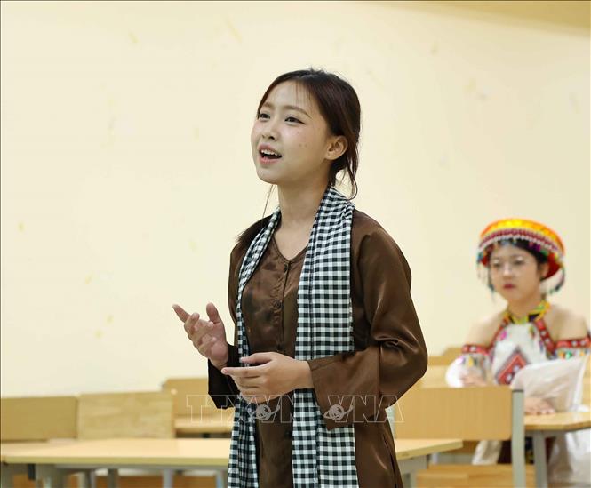 Thí sinh thể hiện phần thi hát. Ảnh: Thanh Tùng - TTXVN 