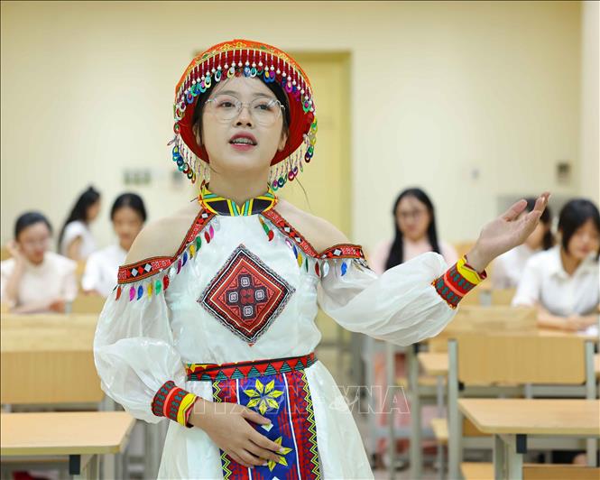 Thí sinh thể hiện phần thi hát. Ảnh: Thanh Tùng - TTXVN 