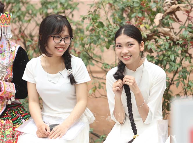 Các bạn thí sinh trò chuyện vui vẻ trong lúc chờ thi. Ảnh: Bùi Tiến Long/TTXVN phát