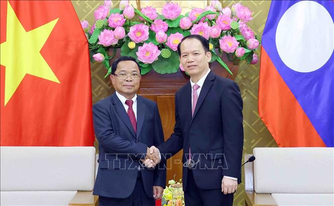 Bộ trưởng Bộ Tư pháp Hoàng Thanh Tùng với Phó Thủ tướng, Bộ trưởng Tư pháp Lào Khamphan Phommathat. Ảnh: Phạm Kiên - TTXVN