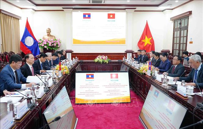 Bộ trưởng Bộ Tư pháp Hoàng Thanh Tùng hội đàm với Phó Thủ tướng, Bộ trưởng Tư pháp Lào Khamphan Phommathat. Ảnh: Phạm Kiên - TTXVN