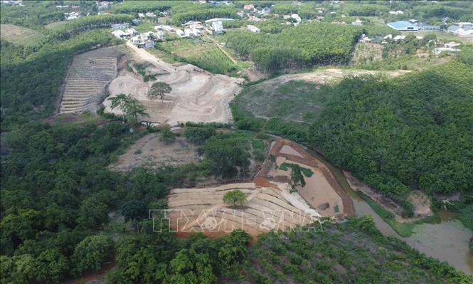 Ông Bùi Ngọc Hoàn đã có hành vi đắp đất lấn sang khu vực suối do Nhà nước quản lý, nhằm tạo ao chứa nước tưới tại thửa đất số 142, tờ bản đồ số 11, thuộc thôn Phú Vinh, xã Phú Riềng, với diện tích 3.975m². Ảnh: Đậu Tất Thành - TTXVN