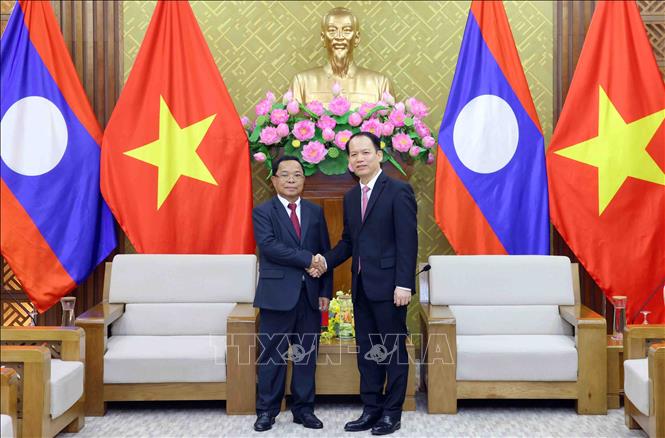 Bộ trưởng Bộ Tư pháp Hoàng Thanh Tùng với Phó Thủ tướng, Bộ trưởng Tư pháp Lào Khamphan Phommathat. Ảnh: Phạm Kiên - TTXVN