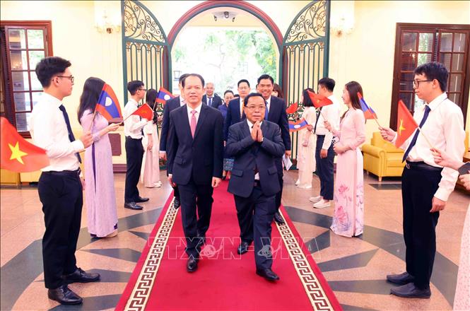 Bộ trưởng Bộ Tư pháp Hoàng Thanh Tùng đón Phó Thủ tướng, Bộ trưởng Tư pháp Lào Khamphan Phommathat. Ảnh: Phạm Kiên - TTXVN