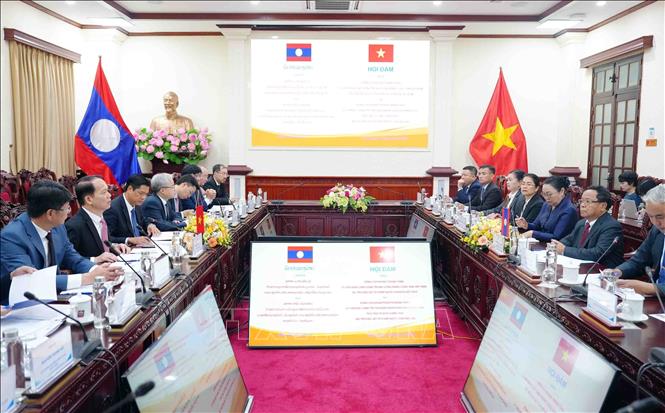 Bộ trưởng Bộ Tư pháp Hoàng Thanh Tùng hội đàm với Phó Thủ tướng, Bộ trưởng Tư pháp Lào Khamphan Phommathat. Ảnh: Phạm Kiên - TTXVN