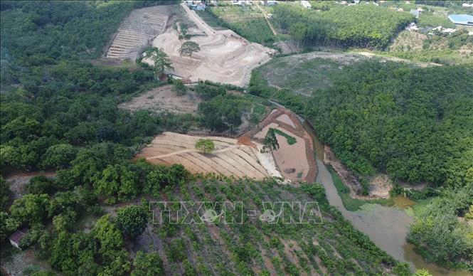 Ngoài việc bị xử phạt, ông Hoàn phải khôi phục lại tình trạng ban đầu của đất trước khi vi phạm, khôi phục ranh giới, mốc giới đối với phần diện tích lấn chiếm và khôi phục hiện trạng khu vực bị cải tạo, giật cấp trái phép. Ảnh: Đậu Tất Thành – TTXVN