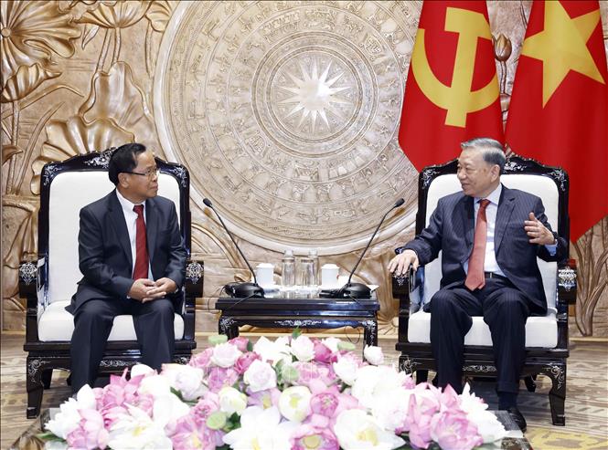 Tổng Bí thư, Chủ tịch nước Tô Lâm tiếp Ủy viên Bộ Chính trị, Phó Thủ tướng, Bộ trưởng Bộ Tư pháp Lào Khamphan Phommathat. Ảnh: Thống Nhất – TTXVN