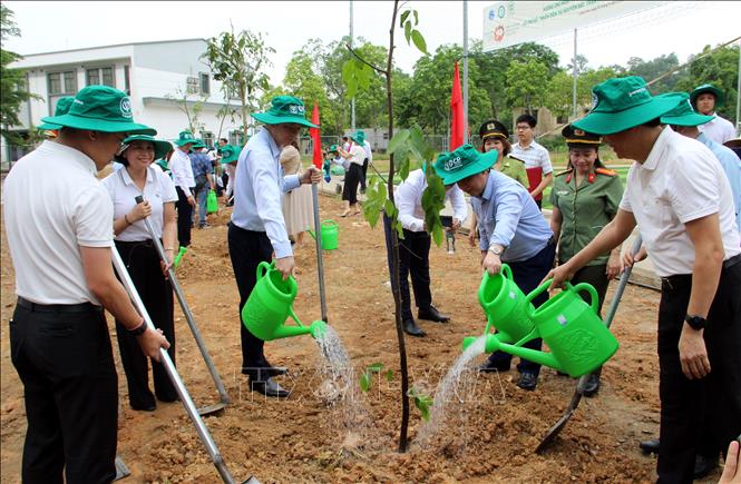 Đại các các địa phương, đơn vị tham gia trồng cây hưởng ứng Ngày Thế giới chống sa mạc hóa và hạn hán năm 2026 tại xã Tuấn Sơn (Lạng Sơn). Ảnh: Văn Đạt - TTXVN