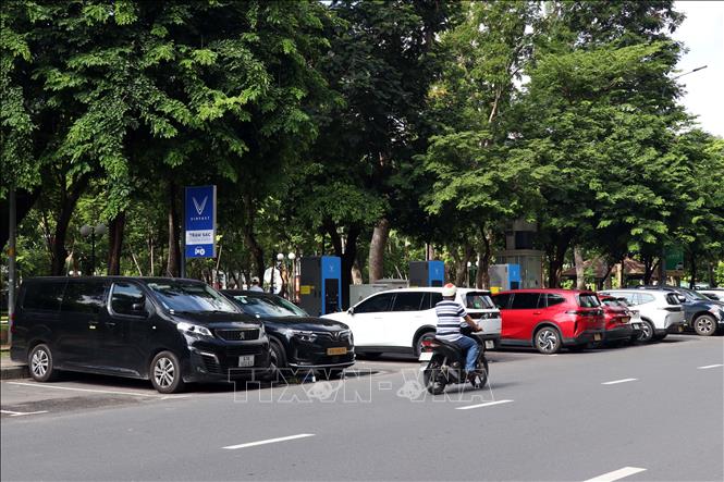 Nhiều khu vực ở trung tâm TP. Hồ Chí Minh được bố trí trạm sạc cho xe ô tô, tủ đổi pin cho xe máy điện. Ảnh: Tiến Lực - TTXVN