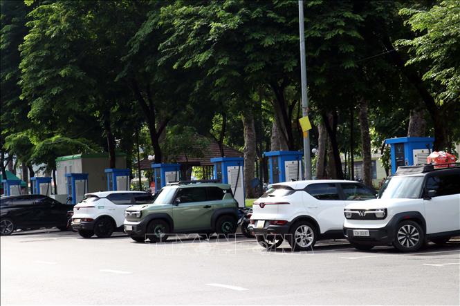 Các phương tiện sạc điện tại trạm sạc trên đường Lê Lai ở khu vực trung tâm TP. Hồ Chí Minh. Ảnh: Tiến Lực - TTXVN
