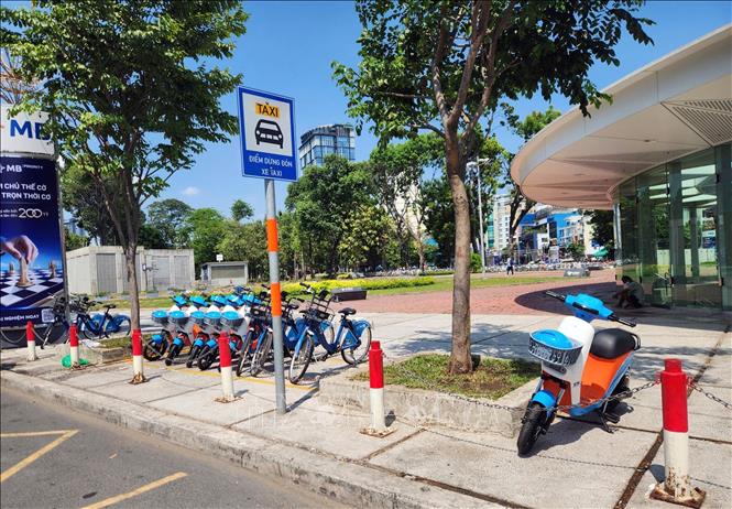 Hiện trên địa bàn TP. Hồ Chí Minh đã triển khai khoảng 500 xe đạp điện công cộng. Ảnh: Tiến Lực - TTXVN