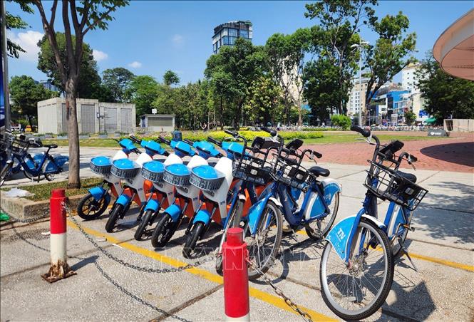 Hiện trên địa bàn TP. Hồ Chí Minh đã triển khai khoảng 500 xe đạp điện công cộng. Ảnh: Tiến Lực - TTXVN