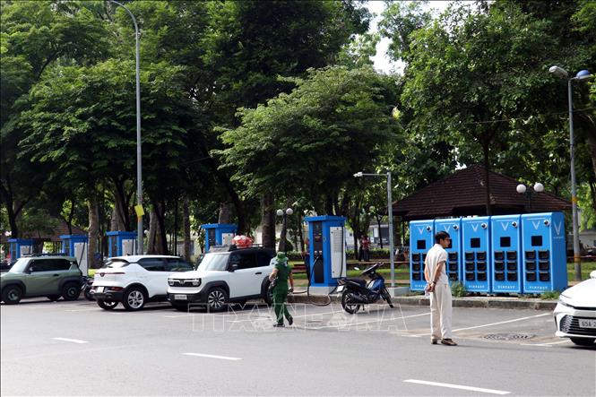 Để thúc đẩy quá trình này, hạ tầng phục vụ giao thông xanh được TP. Hồ Chí Minh từng bước đầu tư phát triển với khoảng 9.735 trạm sạc điện ô tô; 300 trạm sạc nhanh xe máy điện; 2.459 điểm đổi pin cho xe máy. Ảnh: Tiến Lực - TTXVN