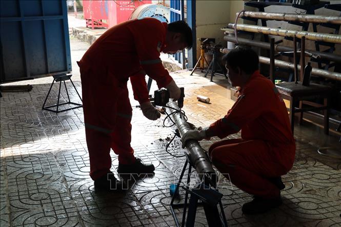 Sửa chữa thiết bị bị hư hỏng sau khi được đo. Ảnh: Đoàn Mạnh Dương - TTXVN