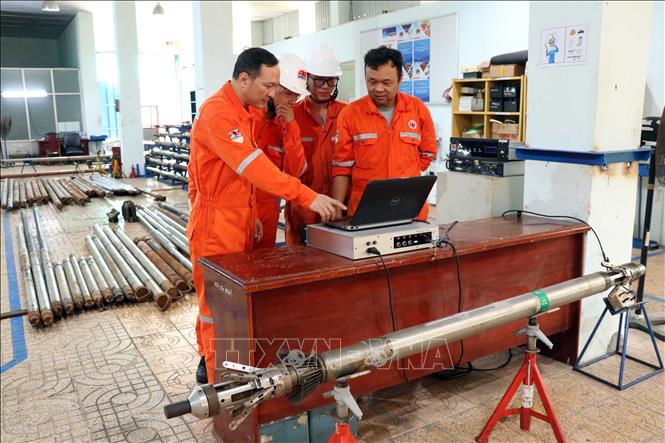 Đội ngũ kỹ sư, công nhân Xưởng sửa chữa thiết bị (Xí nghiệp Địa vật lý giếng khoan) đánh giá kết quả đo thiết bị trên Hệ thống trạm đo Carota tổng hợp xách tay TBM-02. Ảnh: Đoàn Mạnh Dương - TTXVN