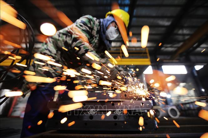 Công nhân làm việc tại một nhà máy ở tỉnh Giang Tô, Trung Quốc. Ảnh: THX/TTXVN