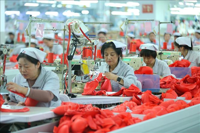 Công nhân làm việc tại một nhà máy dệt may ở tỉnh Sơn Đông, Trung Quốc. Ảnh: THX/TTXVN