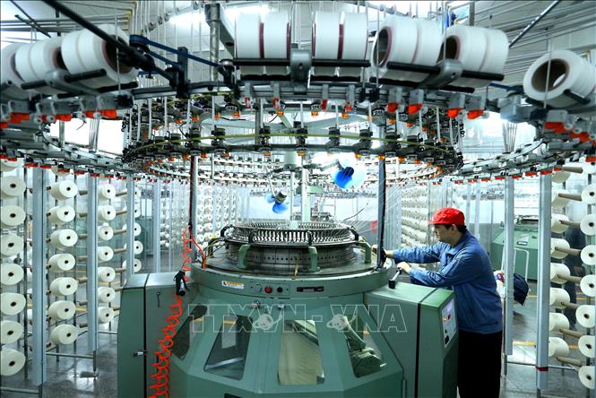 Công nhân làm việc tại một nhà máy dệt may ở tỉnh Sơn Đông, Trung Quốc. Ảnh: THX/TTXVN