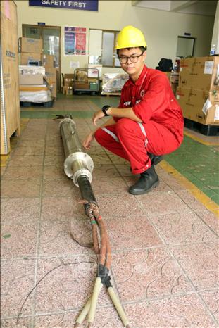 Kỹ sư điện Nguyễn Huy Hoàng (Xưởng phát dẫn và thí nghiệm điện, Xí nghiệp Cơ điện, Liên doanh Việt – Nga Vietsovpetro) kiểm tra lại một hộp nối cáp ngầm. Ảnh: Đoàn Mạnh Dương - TTXVN
