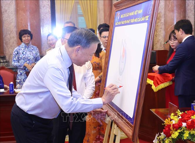 Tổng Bí thư, Chủ tịch nước Tô Lâm ký lưu niệm vào biểu trưng của Hội Nhà báo Việt Nam. Ảnh: Văn Điệp – TTXVN