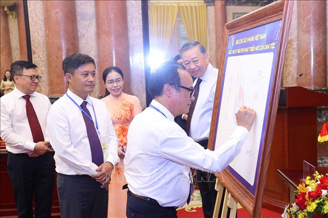 Các nhà báo tiêu biểu ký lưu niệm vào biểu trưng của Hội Nhà báo Việt Nam. Ảnh: Văn Điệp – TTXVN